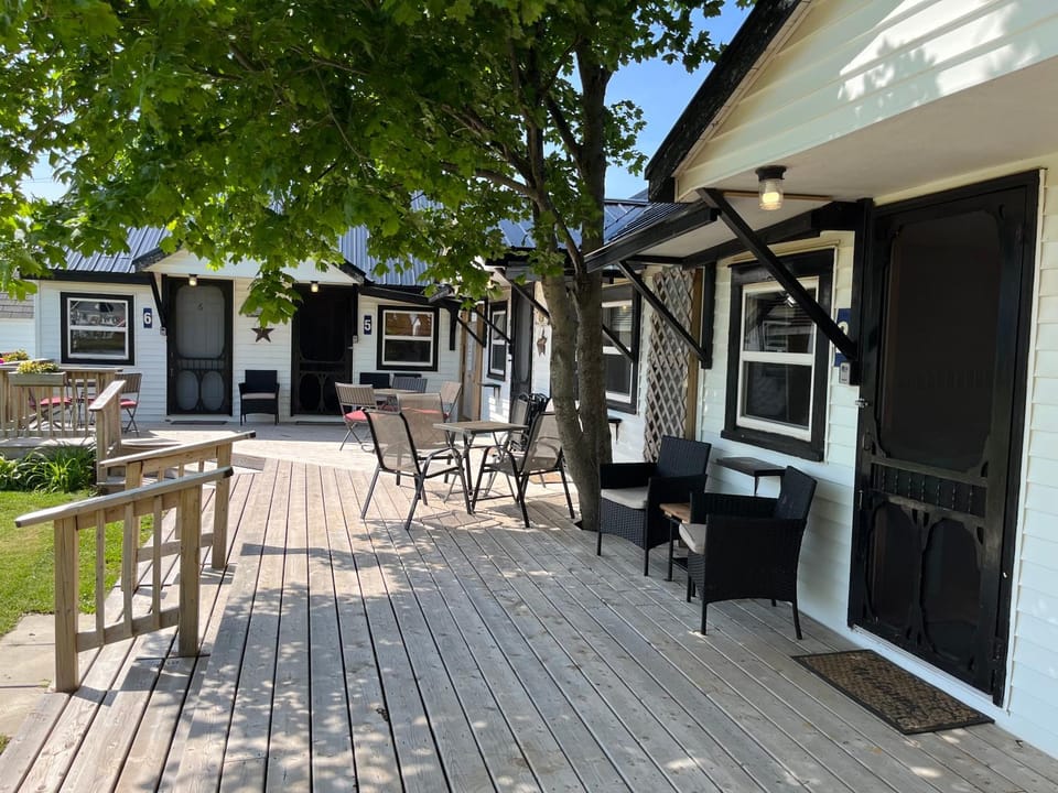 Property building, Patio, Balcony/Terrace