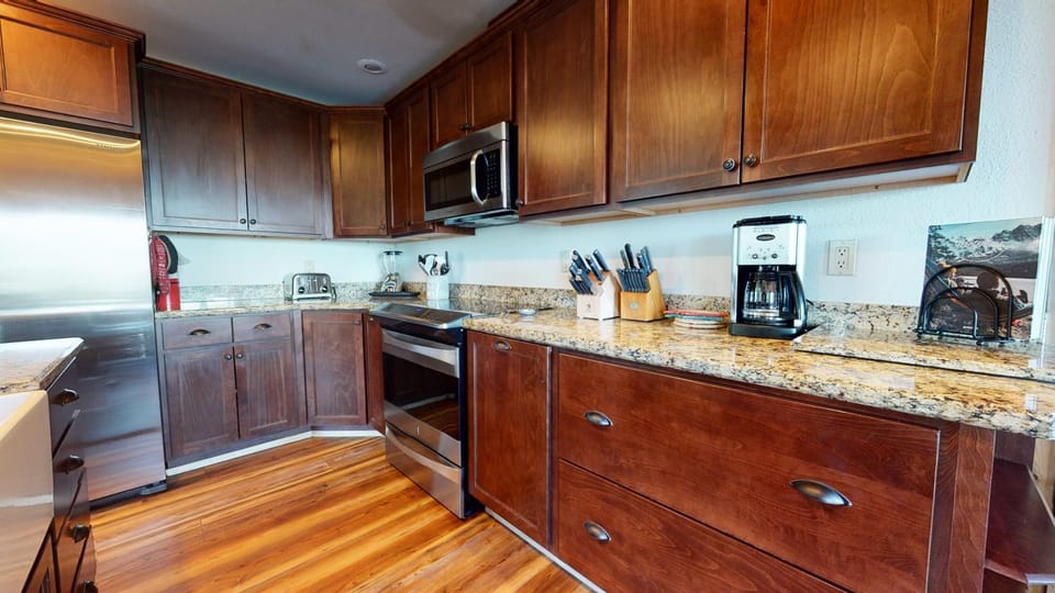 Bridges Townhome 5 Large, Remodeled Mountain View Townhome with Private Jacuzzi, Steps to Eagle Lodge Apartment in Mammoth Lakes
