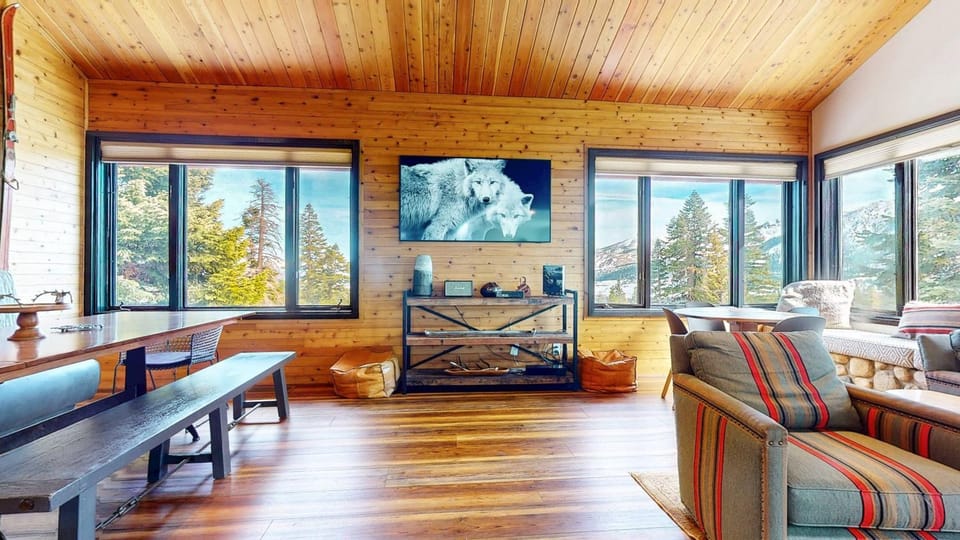 Bridges Townhome 5 Large, Remodeled Mountain View Townhome with Private Jacuzzi, Steps to Eagle Lodge Apartment in Mammoth Lakes