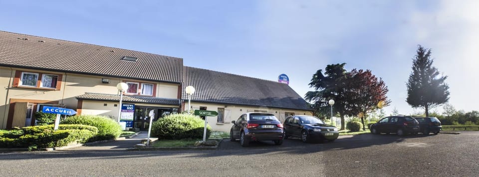 Property building, Nearby landmark, Restaurant/places to eat, Facade/entrance, Breakfast, Parking