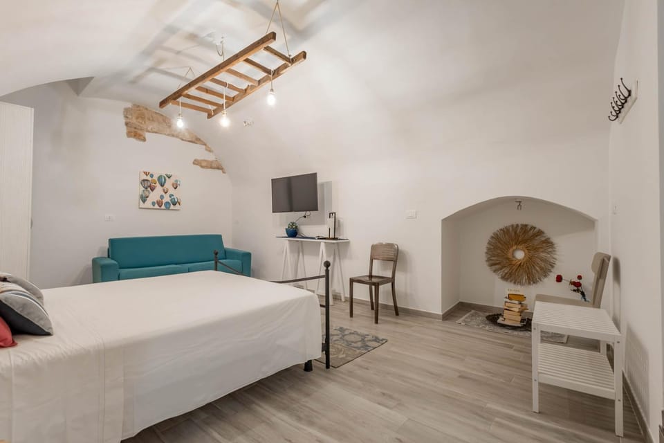 Bed, TV and multimedia, Photo of the whole room, Bedroom, air conditioner