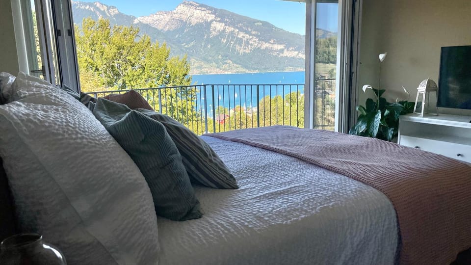 Bed, Photo of the whole room, Lake view, Mountain view