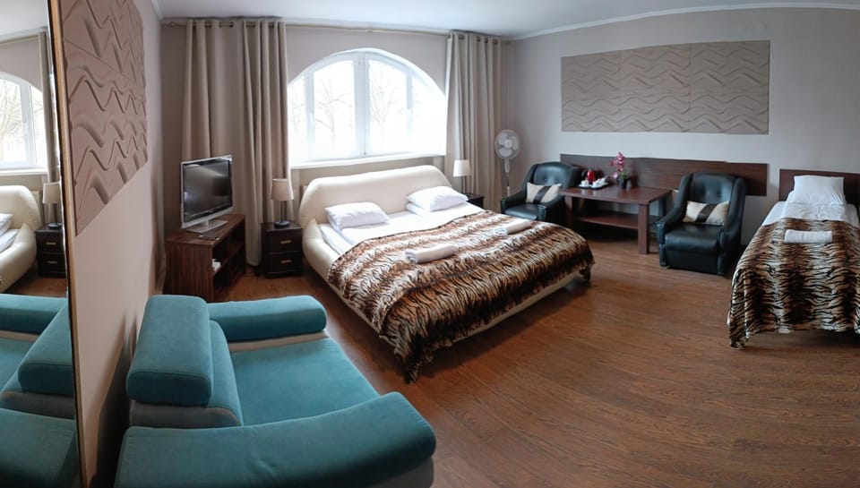 Bed, Photo of the whole room, Seating area, Bedroom