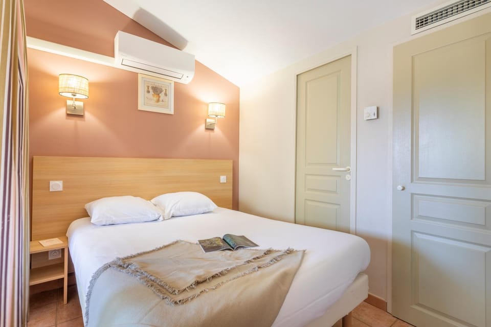 Bed, Photo of the whole room, Bedroom, towels, wardrobe, air conditioner