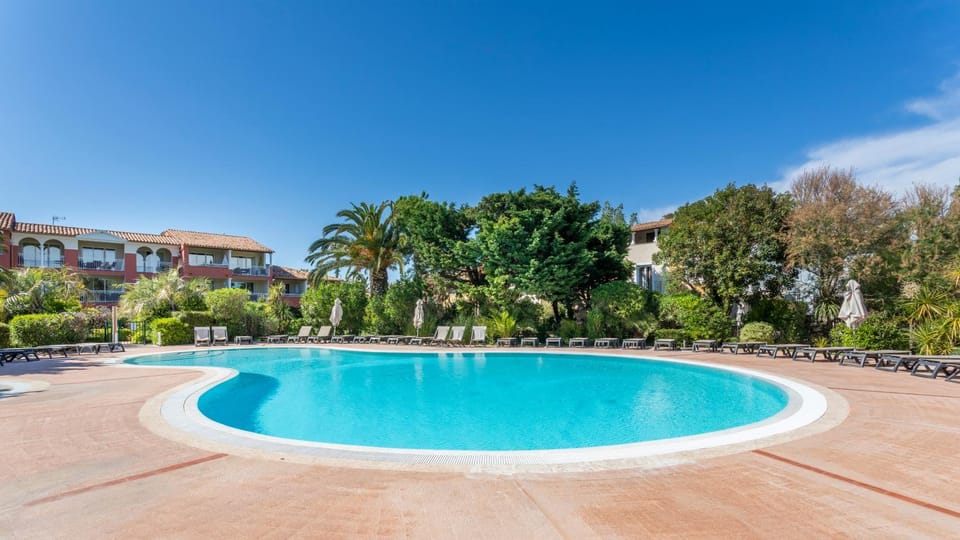 Spring, Day, Swimming pool, sunbed