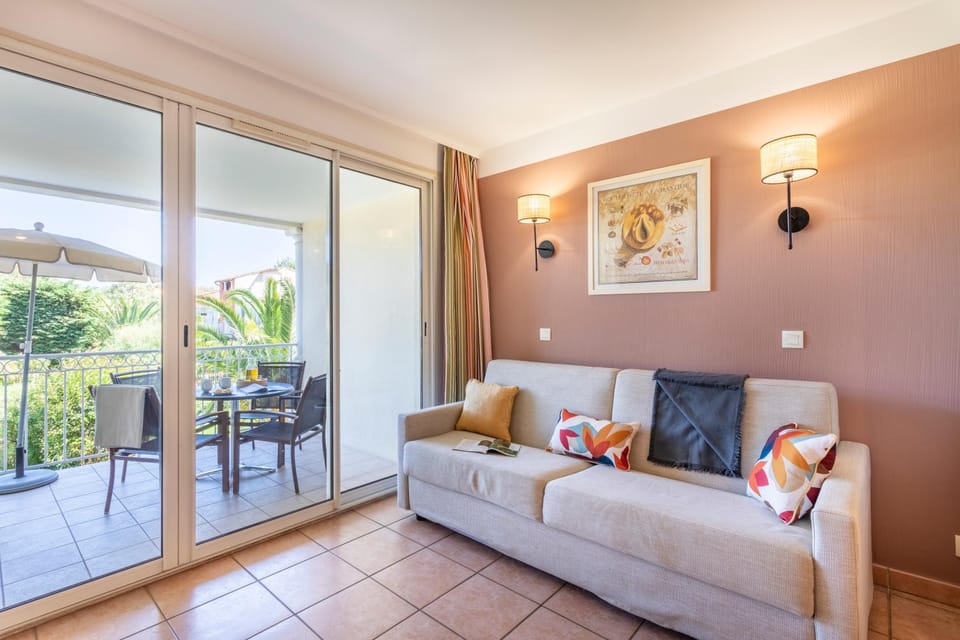 Patio, Balcony/Terrace, Living room, Seating area, Dining area