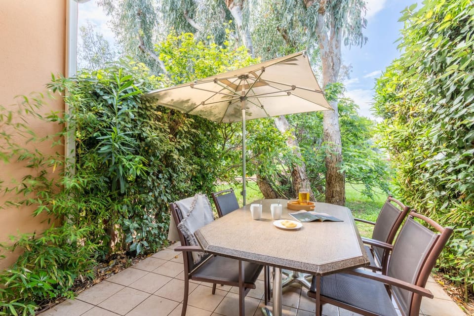 Patio, Spring, Day, Living room, Seating area, Dining area