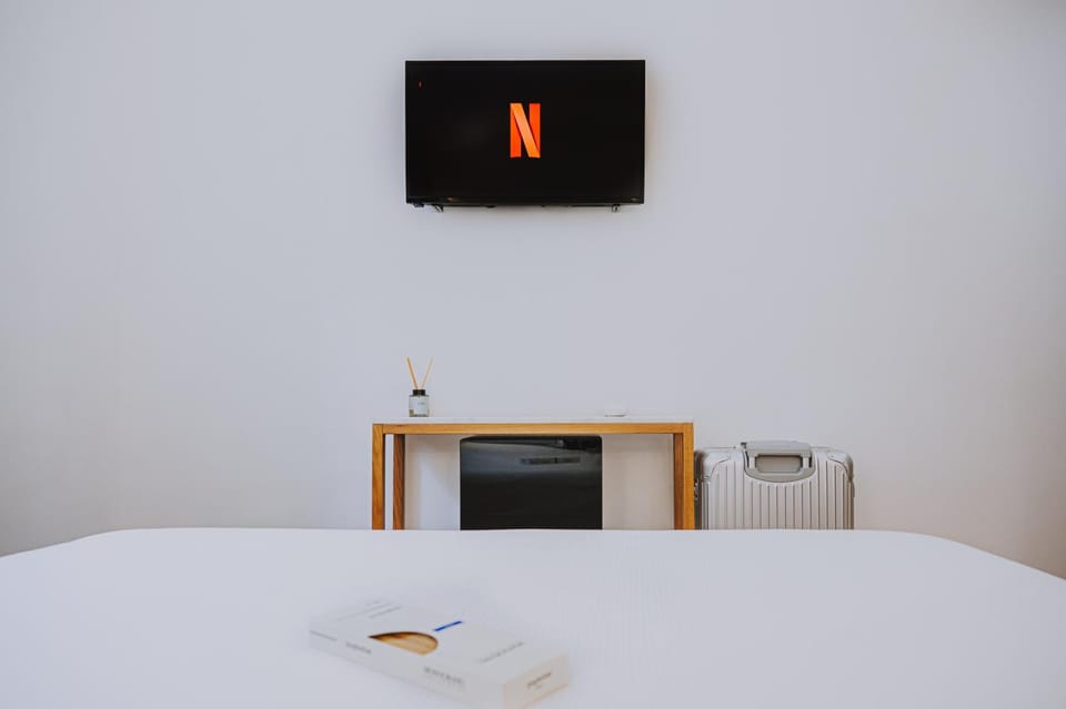 Bed, TV and multimedia, Photo of the whole room