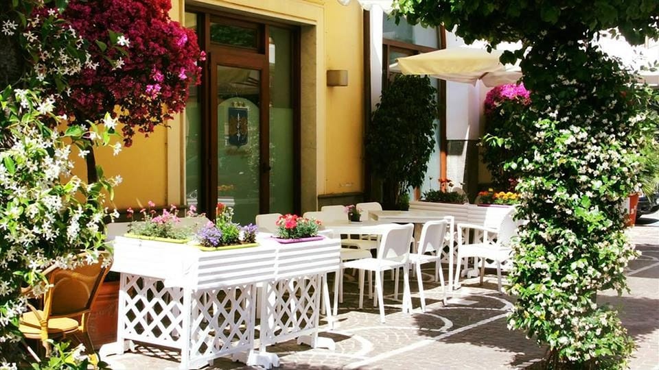 Restaurant/places to eat, Facade/entrance, Day, Summer, Decorative detail