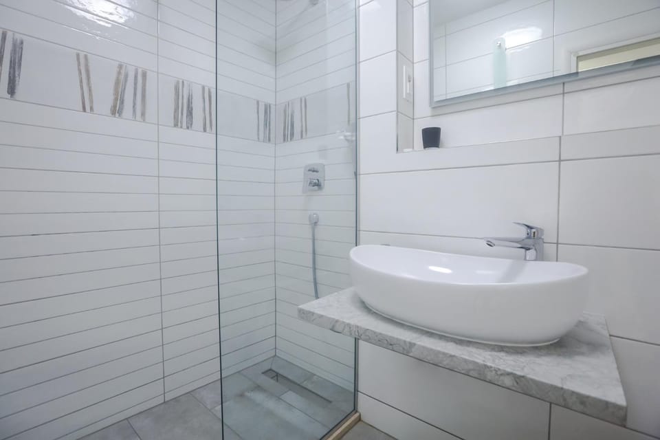 Shower, Toilet