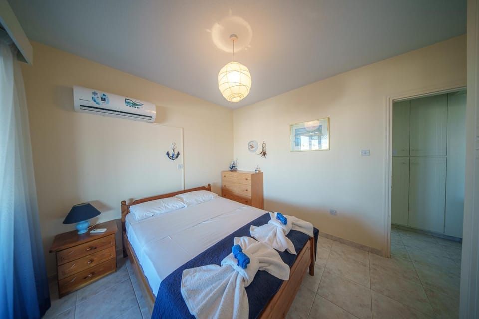 Photo of the whole room, Bedroom, air conditioner