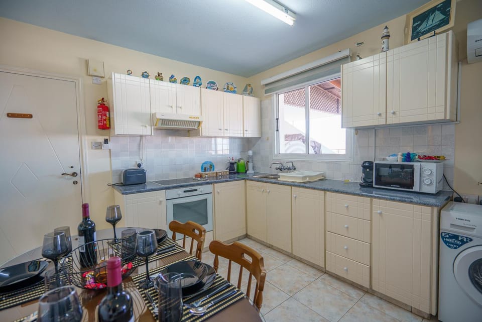 Kitchen or kitchenette, Dining area, oven, toaster, washing machine
