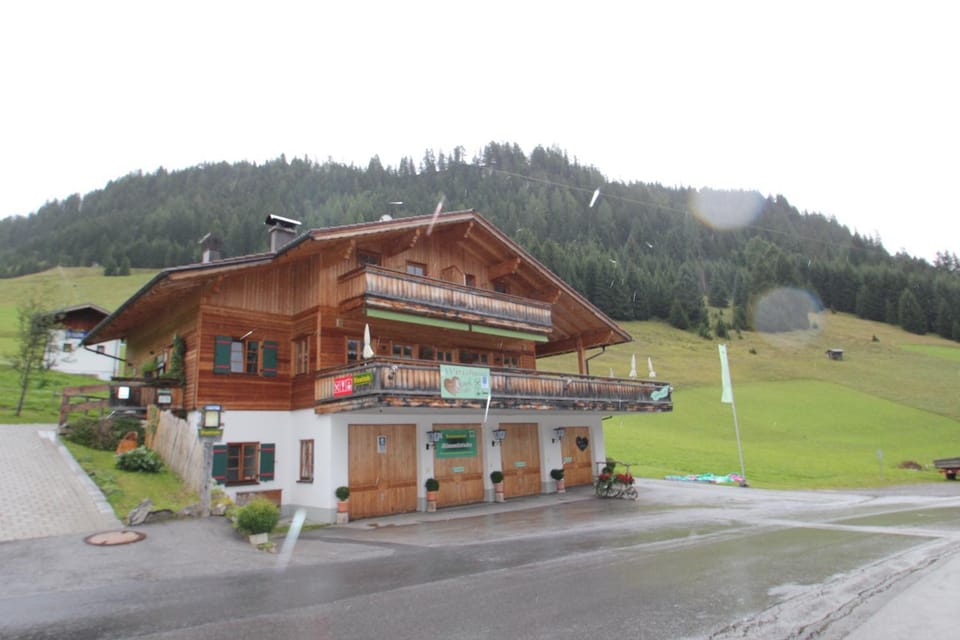 Property building, Restaurant/places to eat