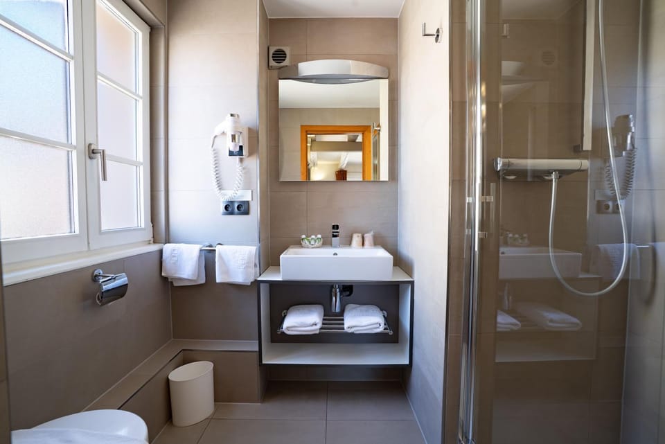 Shower, Bathroom, towels