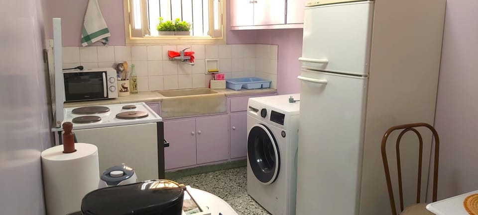 Coffee/tea facilities, Kitchen or kitchenette, oven, stove, toaster, washing machine