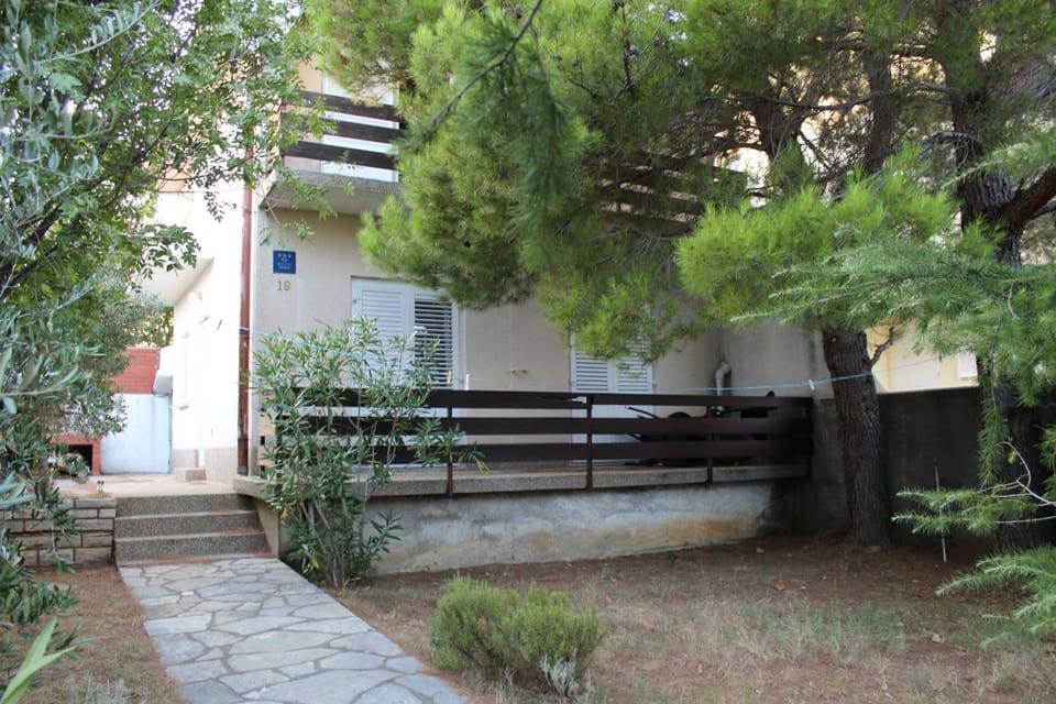 Property building, Patio, Garden, Balcony/Terrace