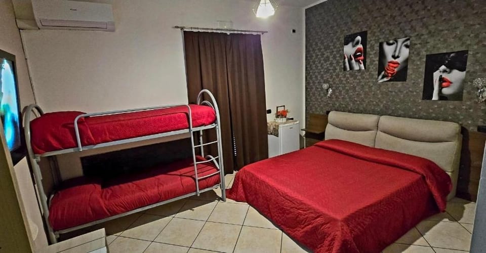 Bed, Photo of the whole room, Bedroom, bunk bed, air conditioner