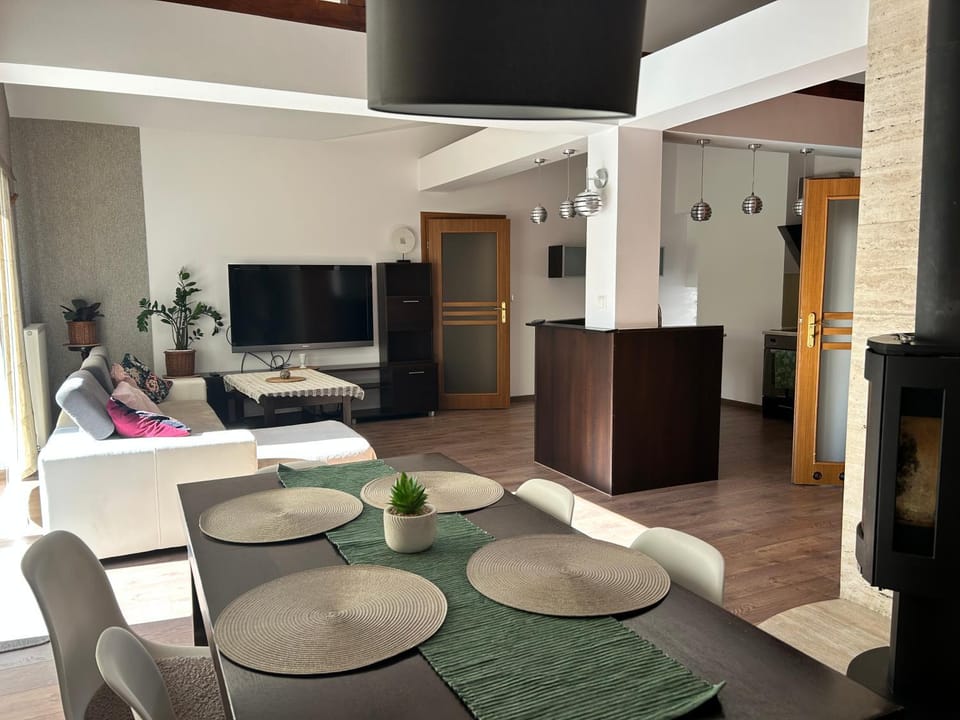 Communal lounge/ TV room, Bed, TV and multimedia, Kitchen or kitchenette, Living room, Seating area
