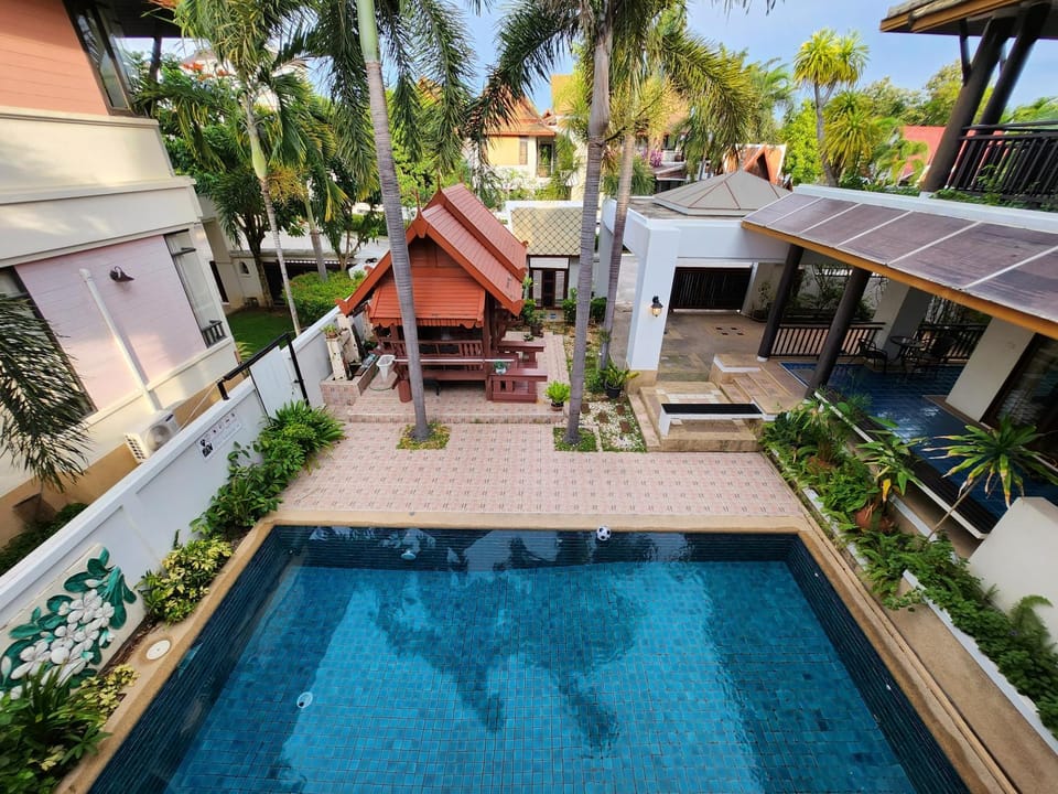 Property building, Patio, Day, Pool view, Swimming pool, sunbed