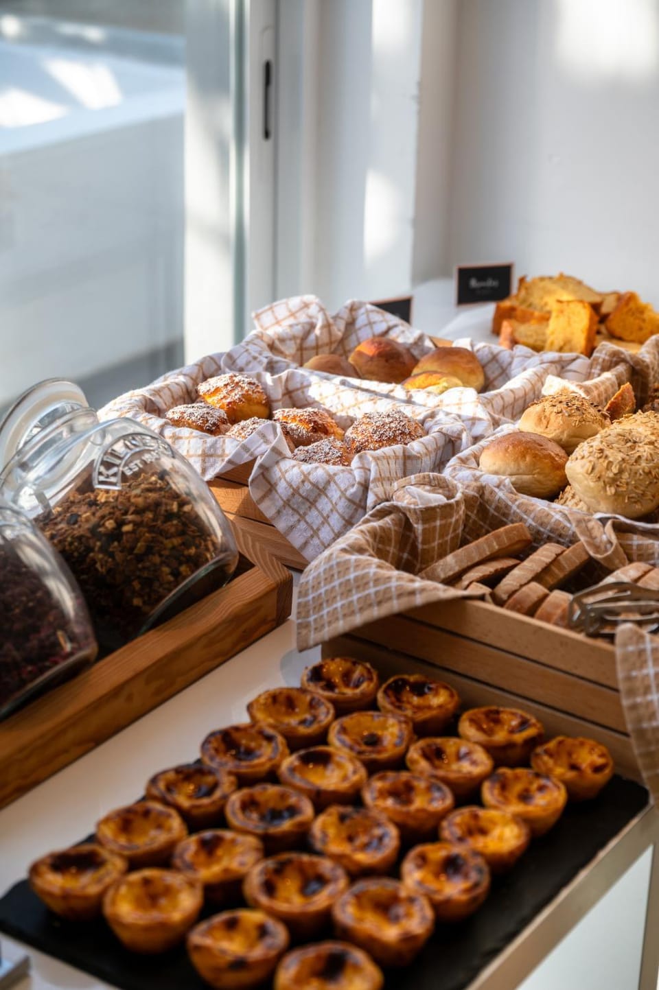 Food and drinks, Dining area, Food, Breakfast, Continental breakfast, Buffet breakfast, Drinks