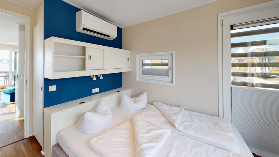 Photo of the whole room, Lake view