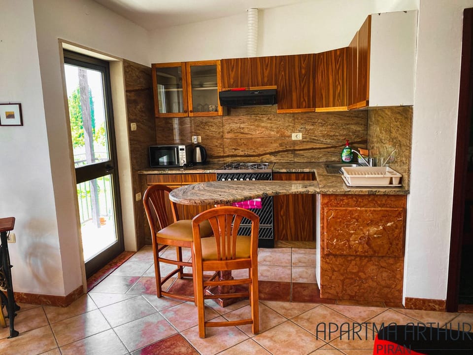 Kitchen or kitchenette, Dining area
