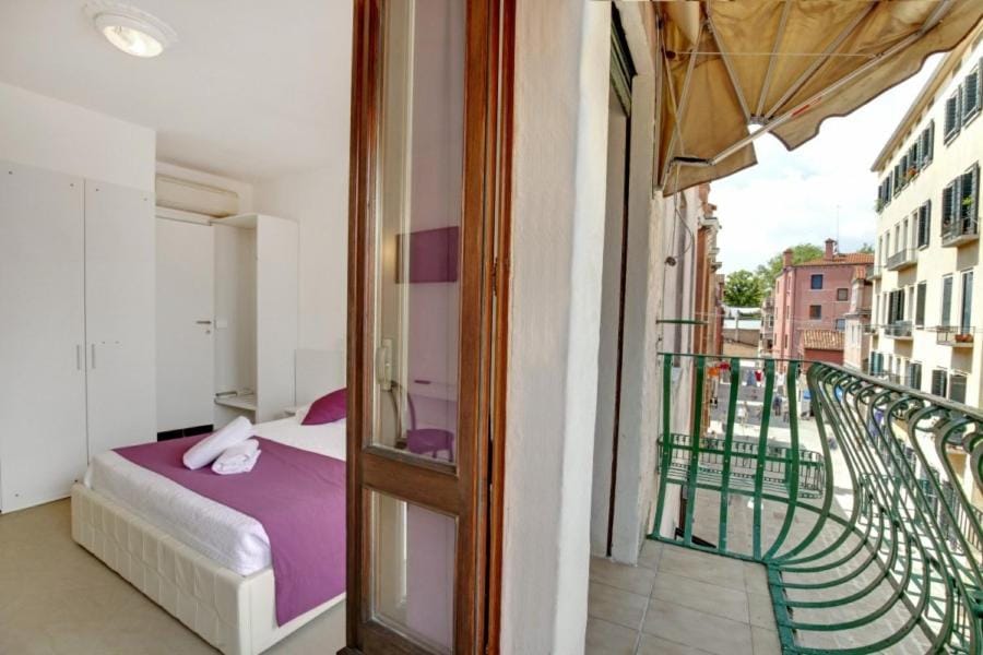 Day, Neighbourhood, Balcony/Terrace, Bedroom, Street view, Quiet street view