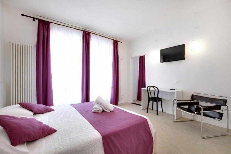 Bed, Day, TV and multimedia, Photo of the whole room, Decorative detail, Seating area, Bedroom