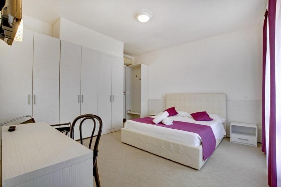 Bed, Day, Photo of the whole room, Bedroom