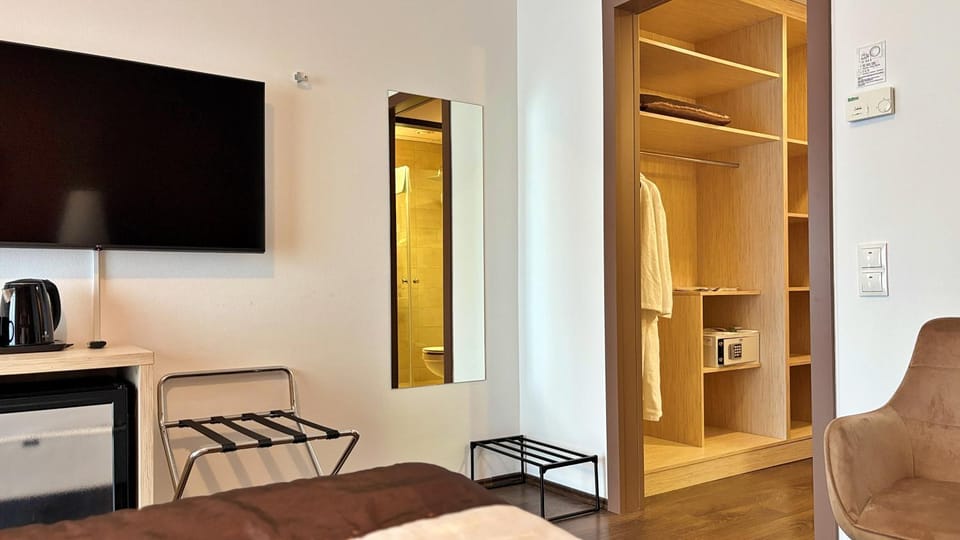 Bed, TV and multimedia, Photo of the whole room, Bedroom