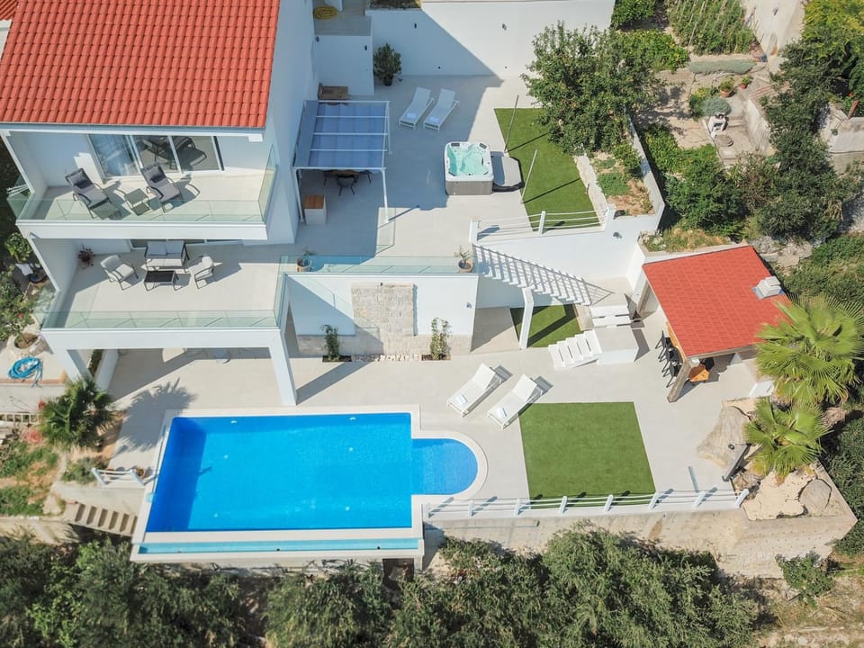 Property building, Day, Bird's eye view, BBQ facilities, Hot Tub, Balcony/Terrace, Seating area, Pool view, Swimming pool