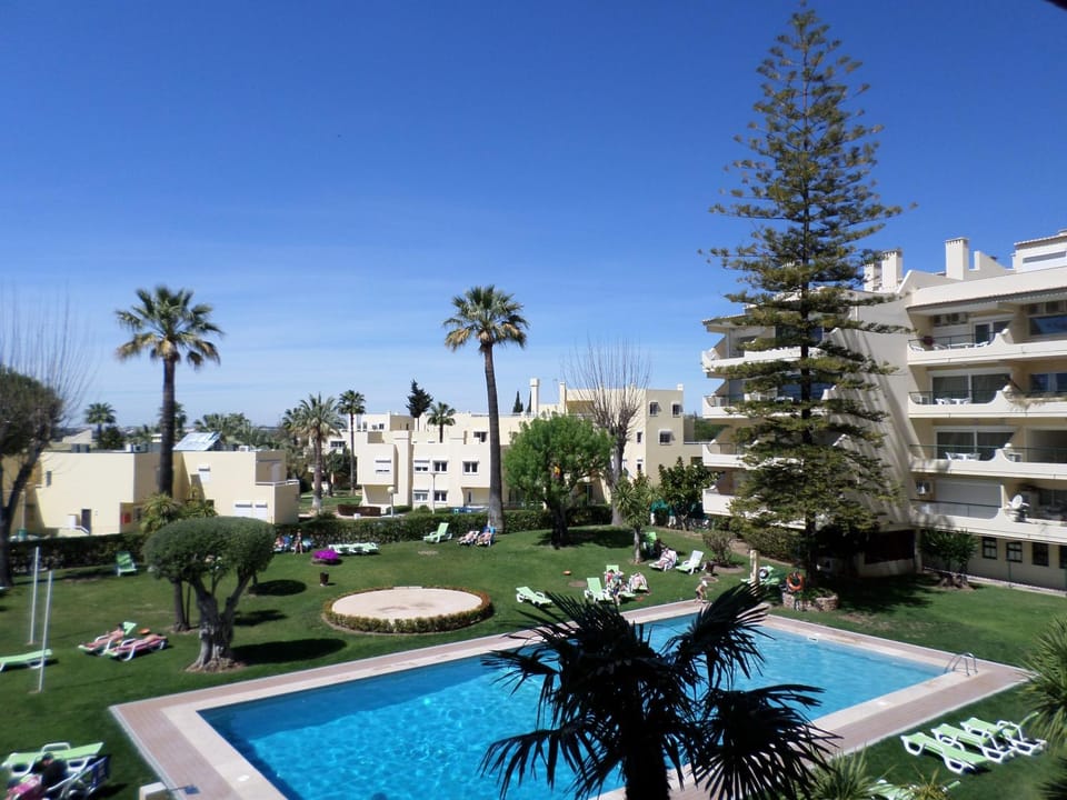 Day, Pool view