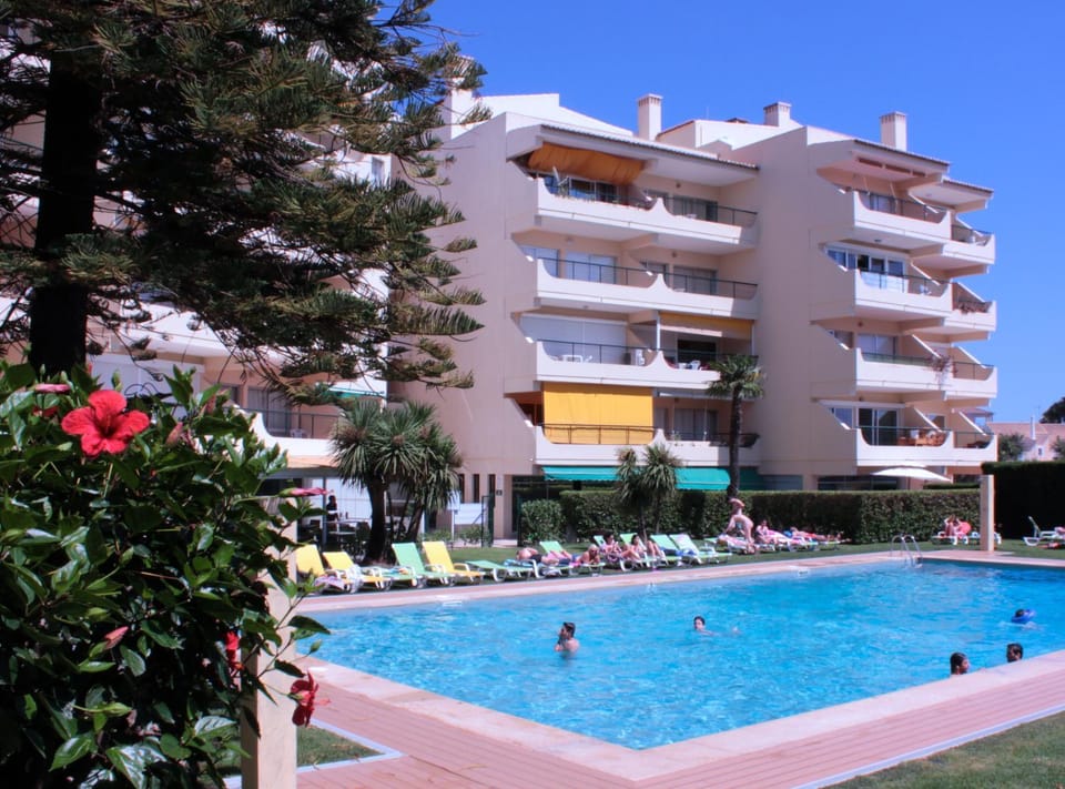 Property building, Day, Swimming pool