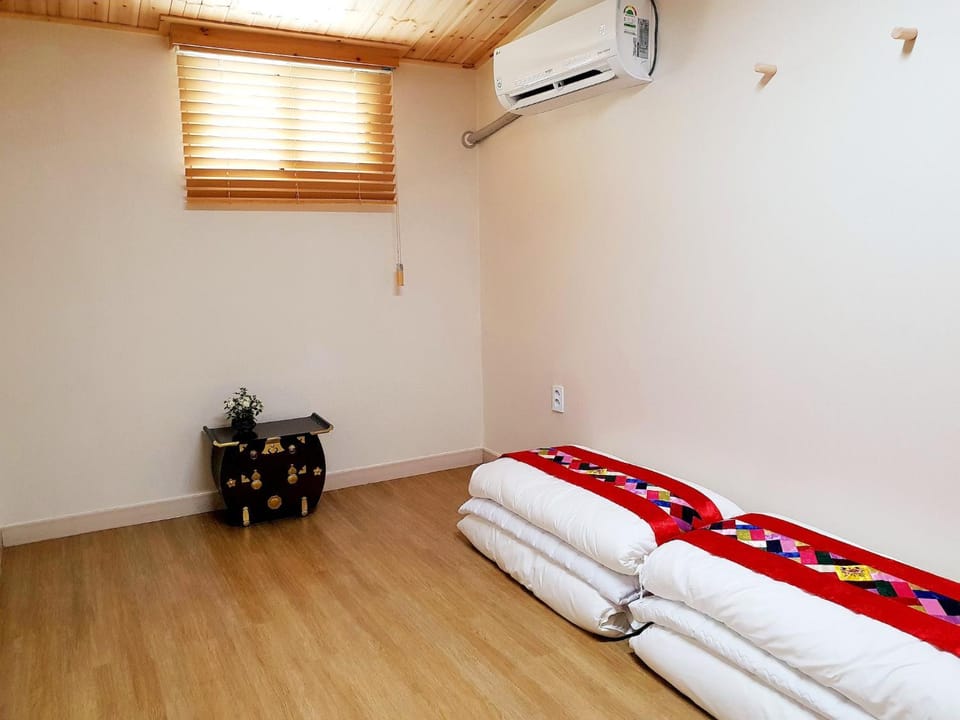 Photo of the whole room, Decorative detail, Bedroom