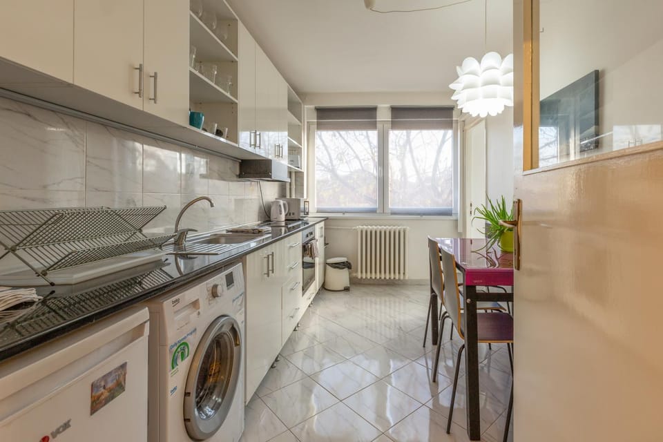 Coffee/tea facilities, Kitchen or kitchenette, Dining area, Communal kitchen