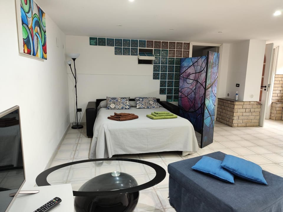 Photo of the whole room, Bedroom