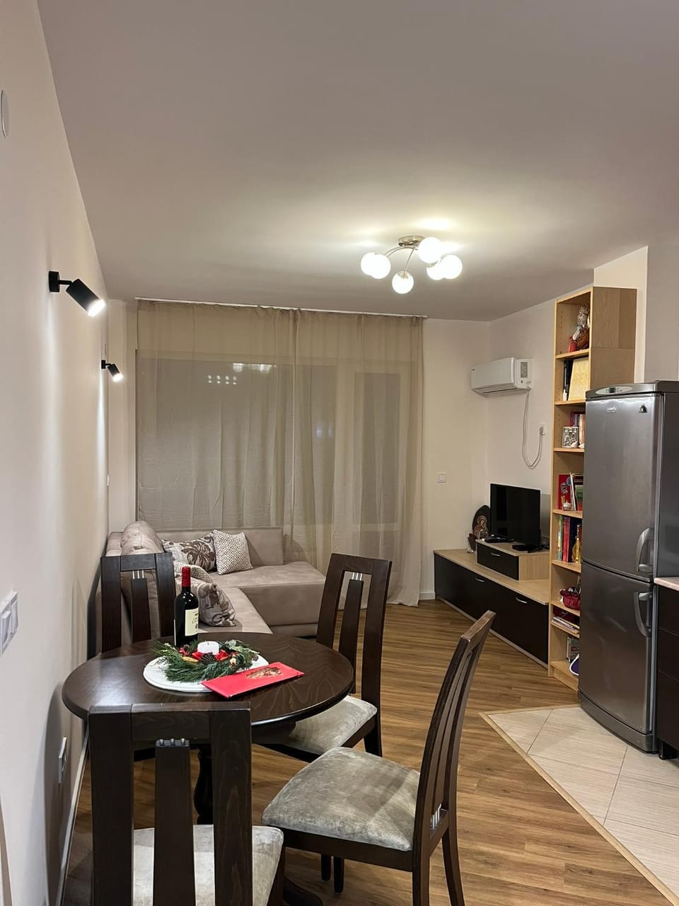 TV and multimedia, Kitchen or kitchenette, Living room, Seating area, Dining area