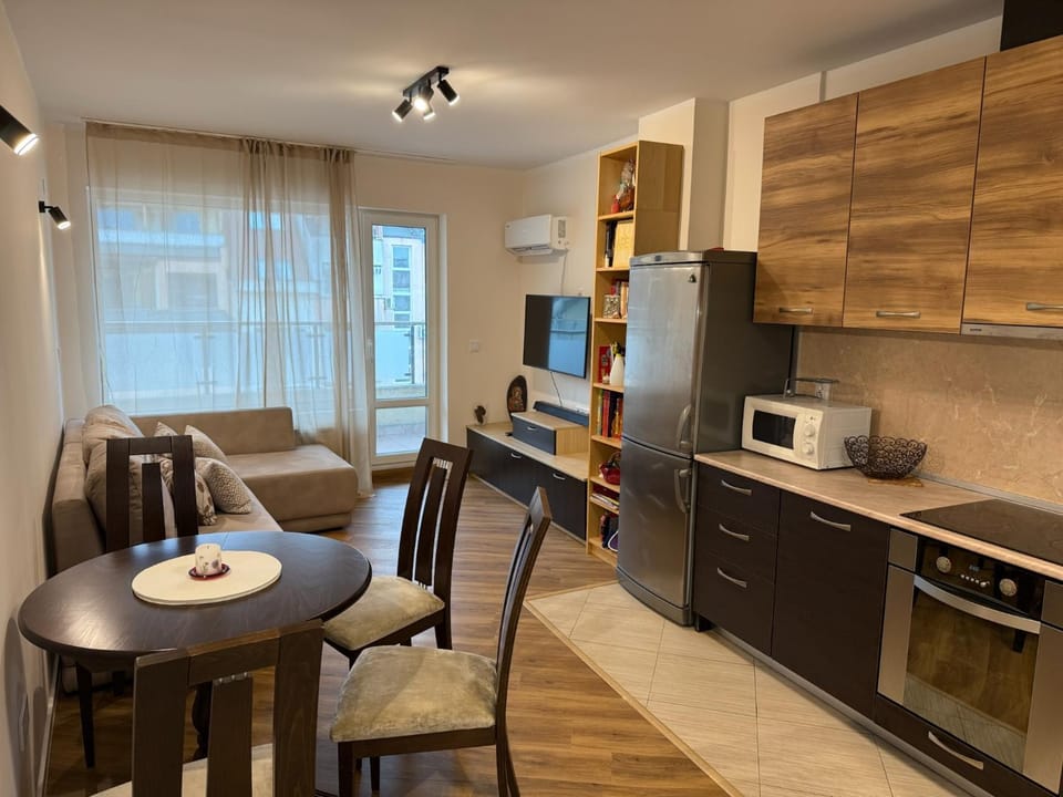 TV and multimedia, Kitchen or kitchenette, Living room, Seating area, Dining area