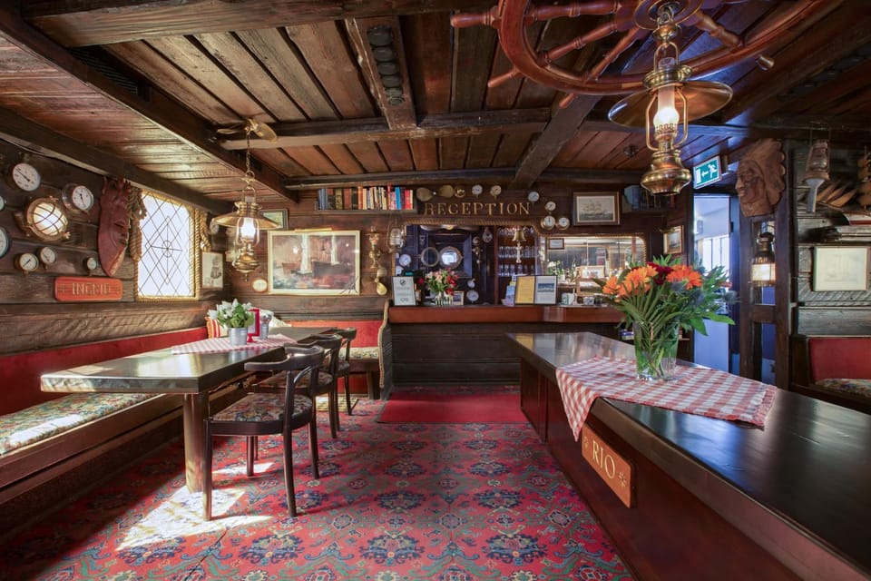 Restaurant/places to eat, Lounge or bar, Other