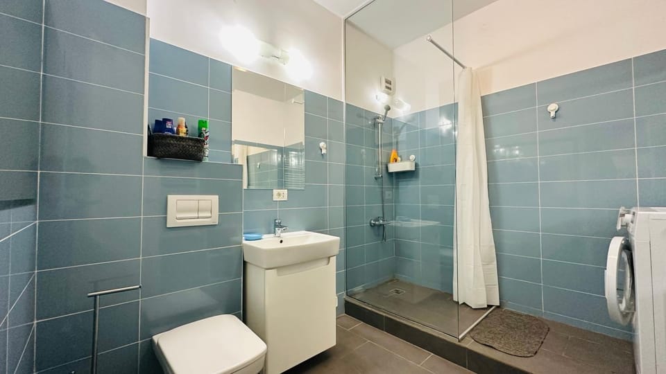 Shower, Toilet, Bathroom, towels