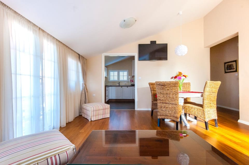 Communal lounge/ TV room, TV and multimedia, Living room, Seating area, Dining area, Evening entertainment, hair dresser