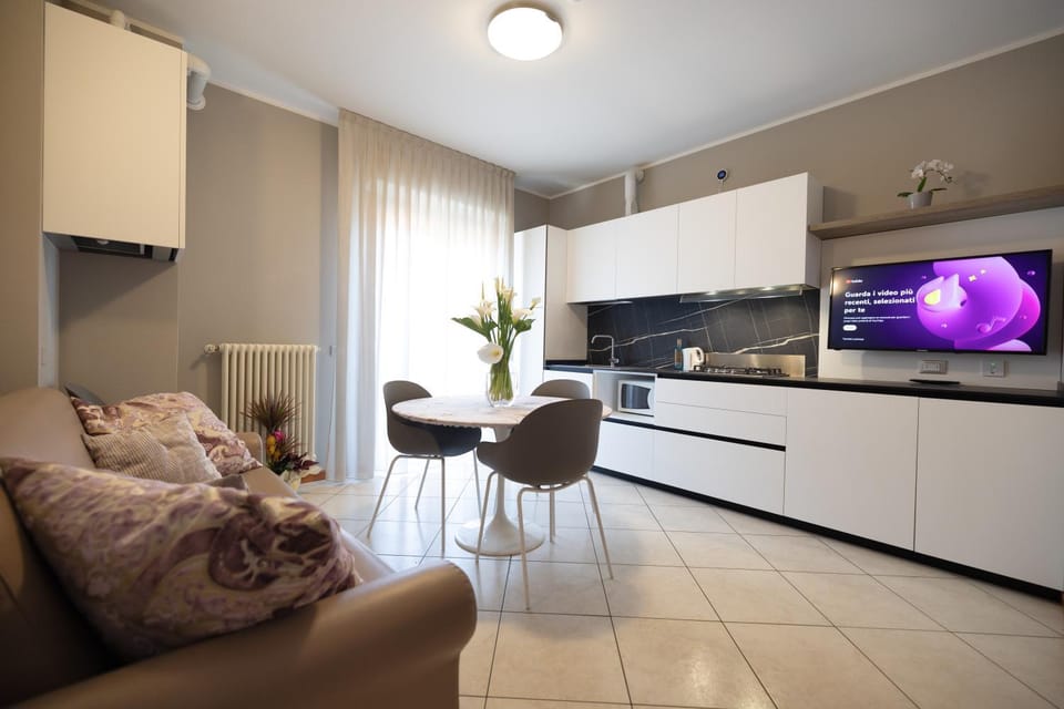 TV and multimedia, Kitchen or kitchenette, Living room, Dining area, microwave, stove, kitchen