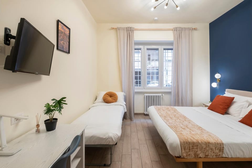 Bed, TV and multimedia, Photo of the whole room, Bedroom