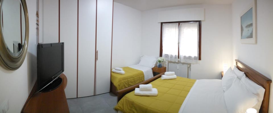 Communal lounge/ TV room, Bed, TV and multimedia, Photo of the whole room, Bedroom, towels, air conditioner