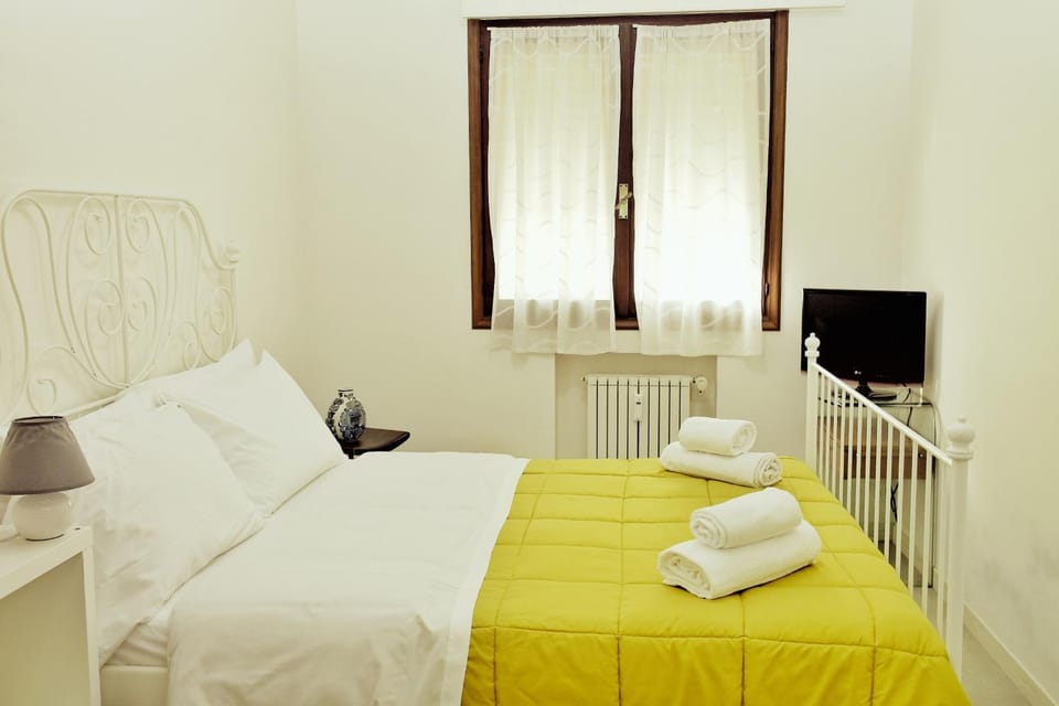 Bed, TV and multimedia, Photo of the whole room