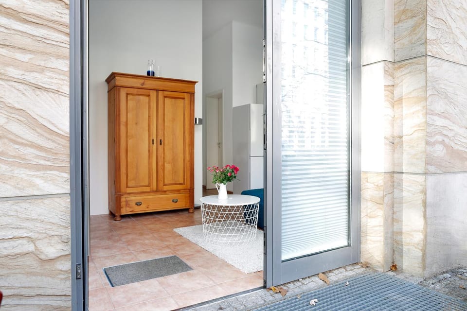 SWINE by ROCKCHAIR Apartments l SUPERHOST Status l Cozy Family & Business Flair in City Center "Mitte" Modern Studio Boxspringbed welcomes you! Apartment in Berlin