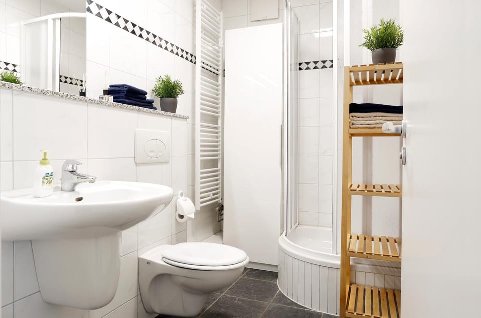 SWINE by ROCKCHAIR Apartments l SUPERHOST Status l Cozy Family & Business Flair in City Center "Mitte" Modern Studio Boxspringbed welcomes you! Apartment in Berlin