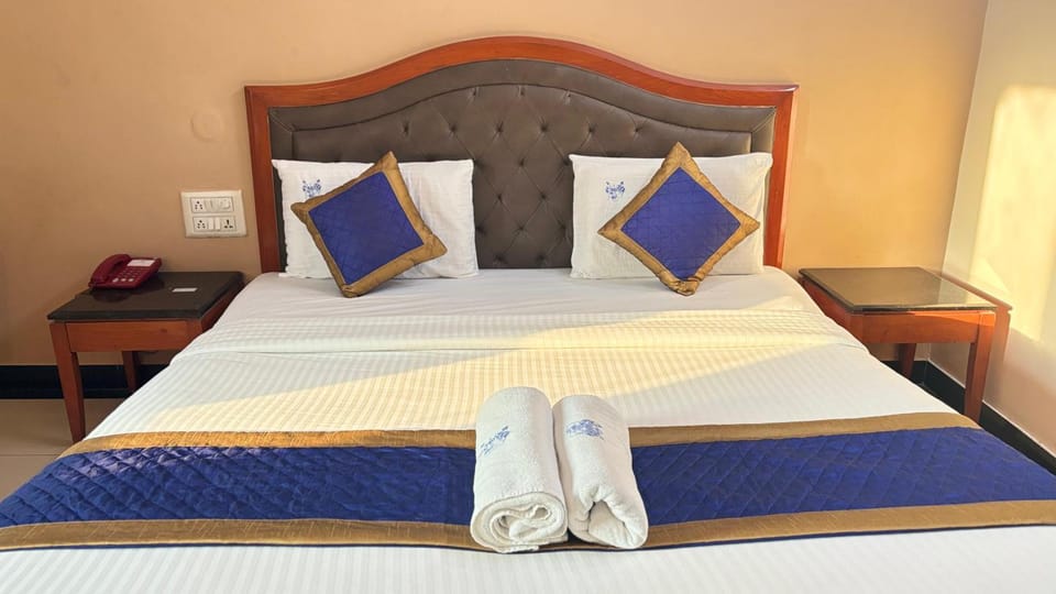 Bed, Photo of the whole room, Bedroom, towels