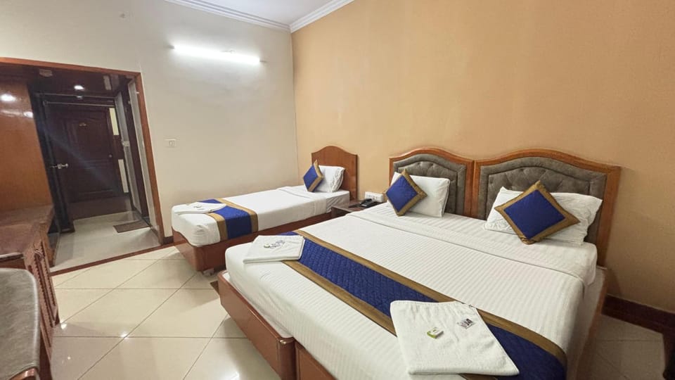 Bed, Photo of the whole room, Bedroom, towels