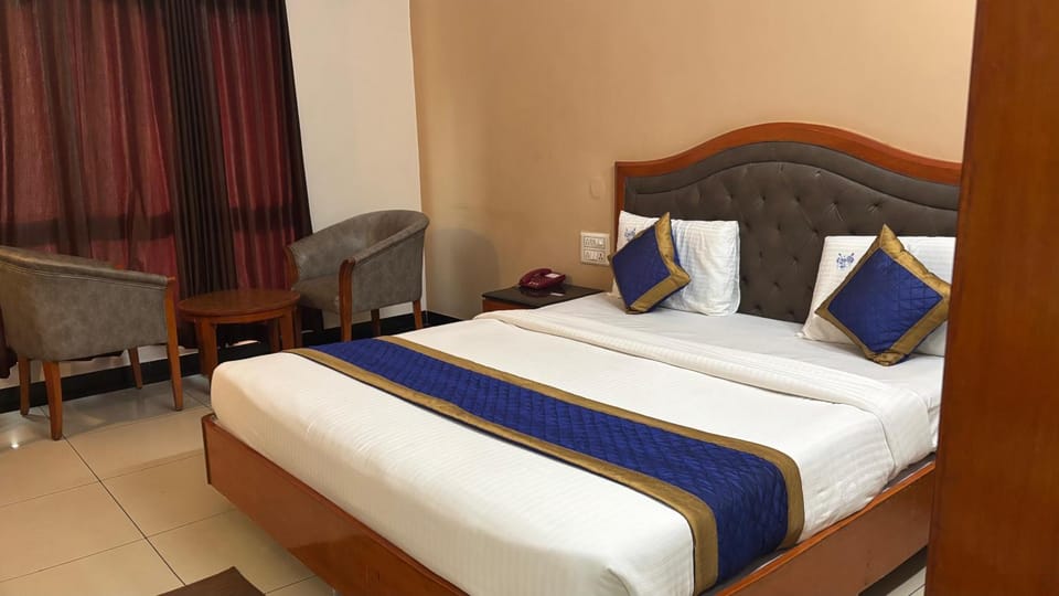 Bed, Photo of the whole room, Seating area, Bedroom